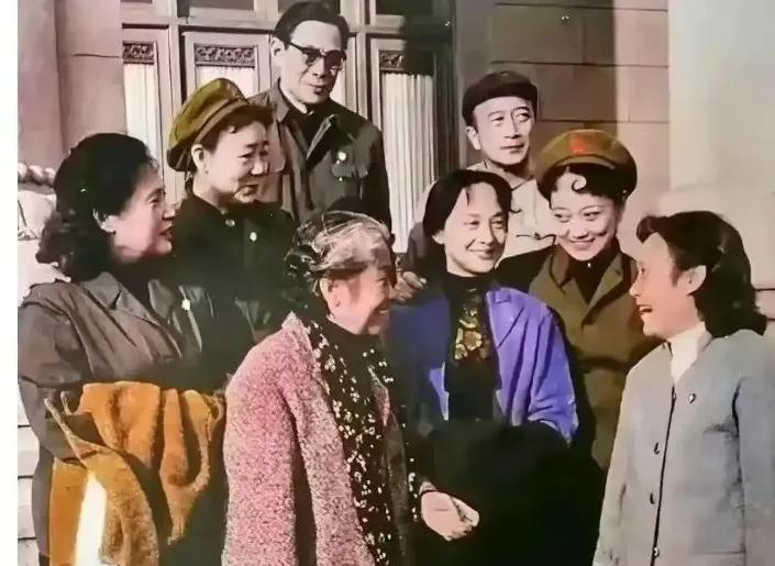 这场面真豪情。影界老前辈的聚首，个个都是份量级人物，两位笑着搭话的老艺术家，左面