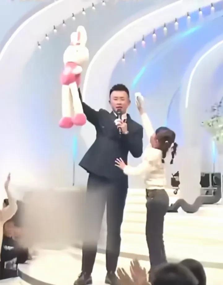人情世故拿捏的死死的！婚礼主持人现场送娃娃，就在大家都在激动地伸手要娃娃的时候，