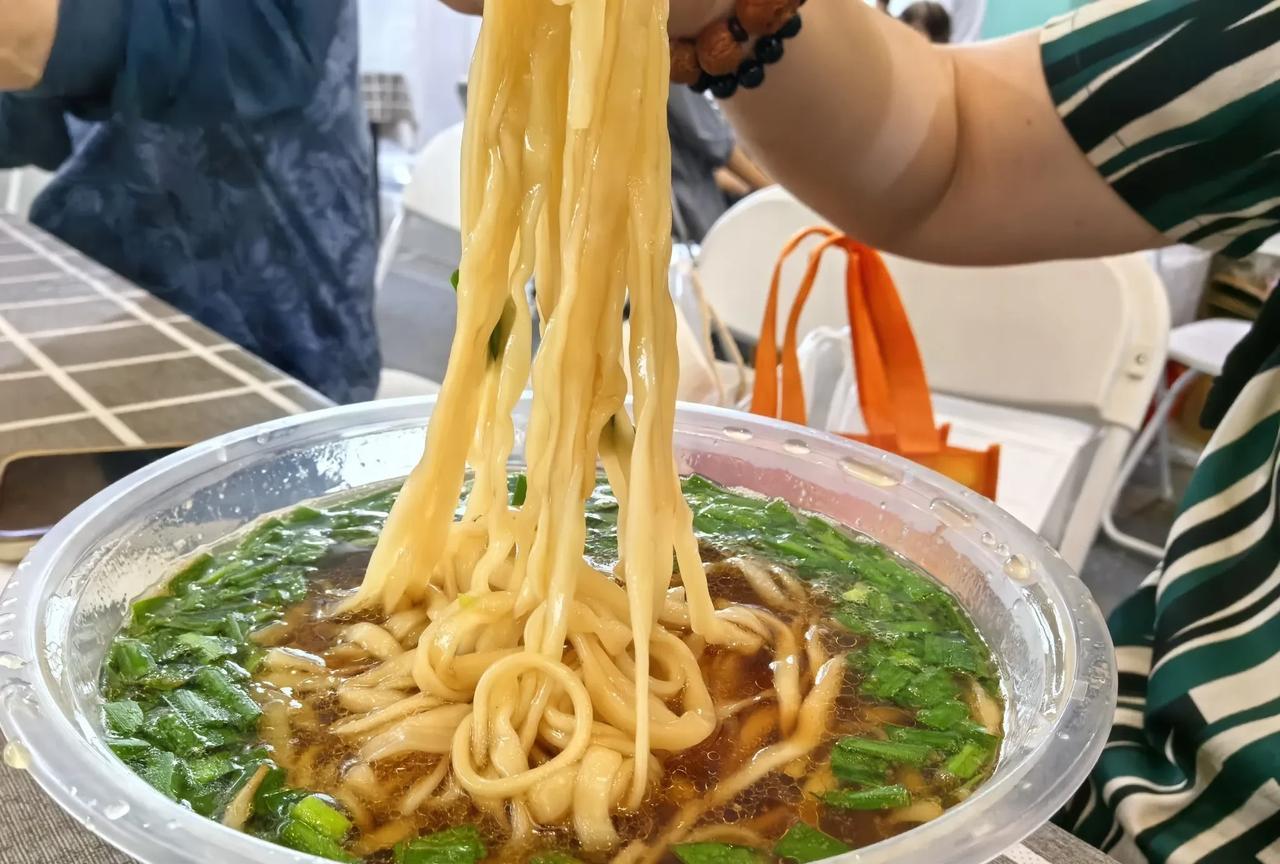 镇江锅盖面就是在煮面条的锅中水上漂一个木头锅盖。#宝哥摄记# #招牌锅盖面# #