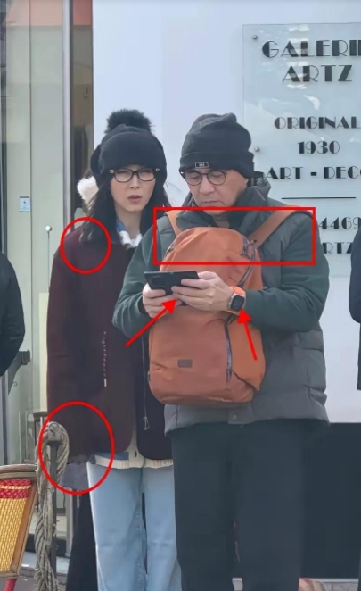胡静夫妇在巴黎街头被偶遇，我发现了3个有意思的细节

第一、朱兆祥的背包姿势
