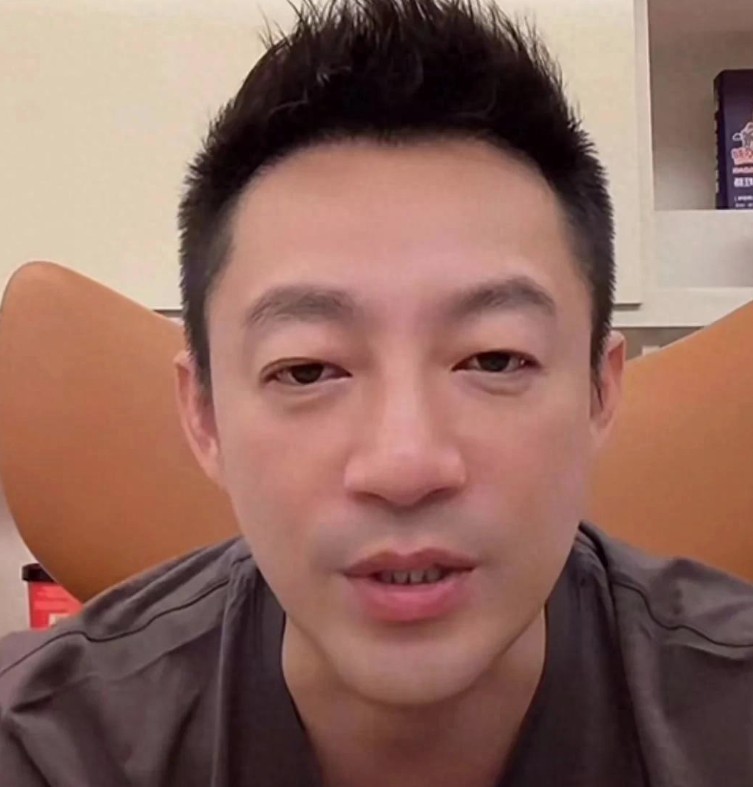 这回汪小菲两个孩子放假了能回内地旅游，应该很开心的，有爸爸带着就是不一样了。
 