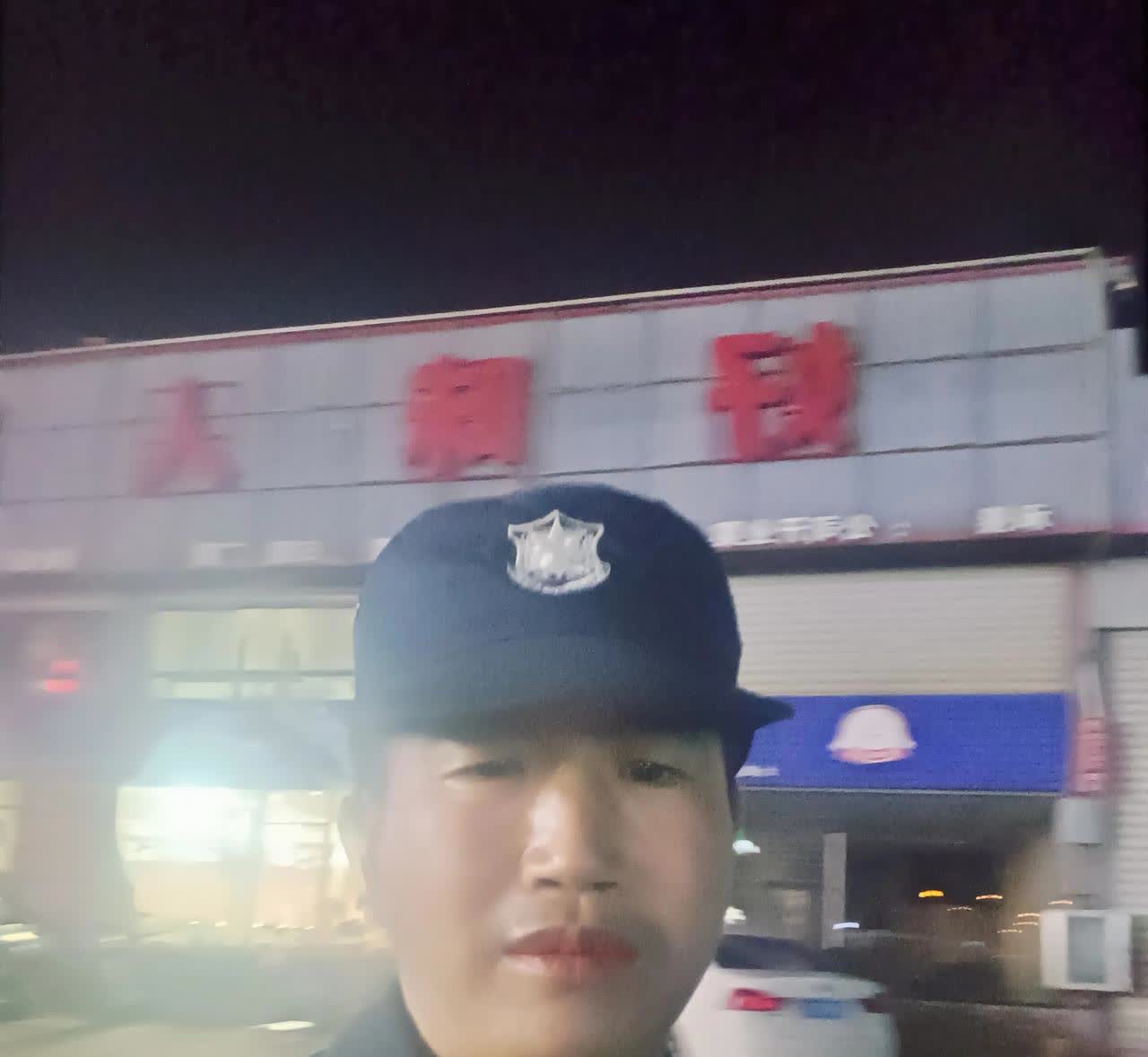 警察于夜晚在街头巡逻，那画面简直让安全感爆棚。就拿武汉黄陂的民警来说，深夜时分，