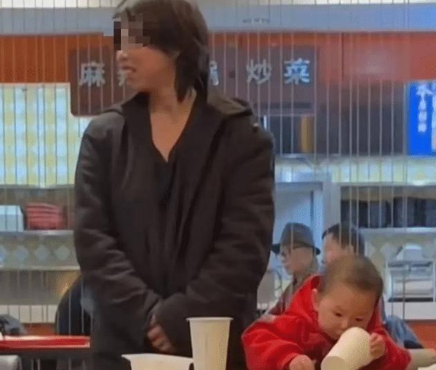 泪目！孩子吵着肚子饿，但母亲身无分文。为了不让孩子挨饿，母亲硬着头皮走进一家餐厅