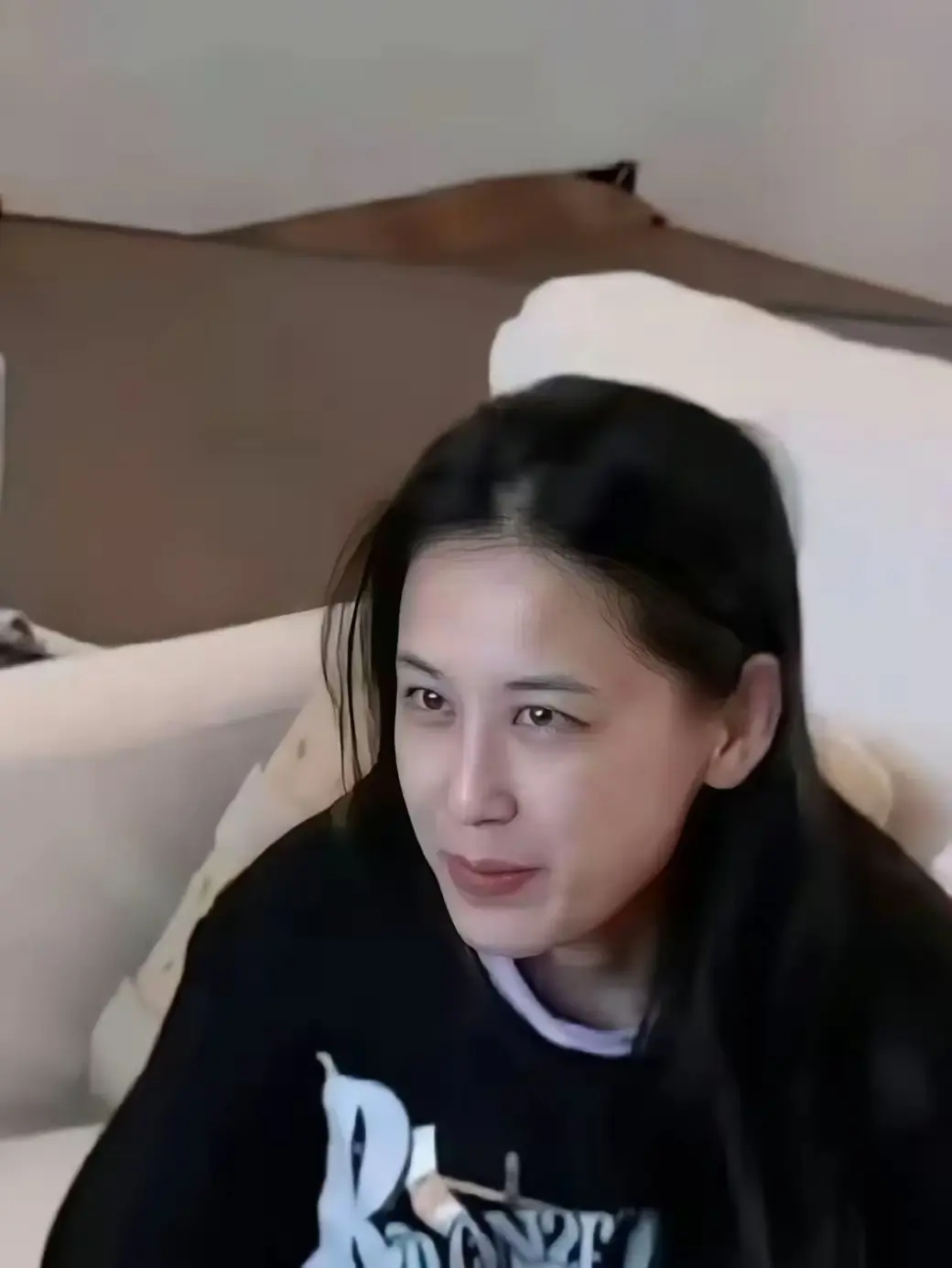 卸妆卸不到黄圣依这种程度的，别说自己是素颜上镜 ​​​

