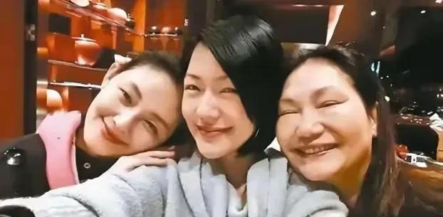 发现了没
S家三个人
果然是亲母女
大S跟汪小菲离了婚
各种费用必须按时按点付