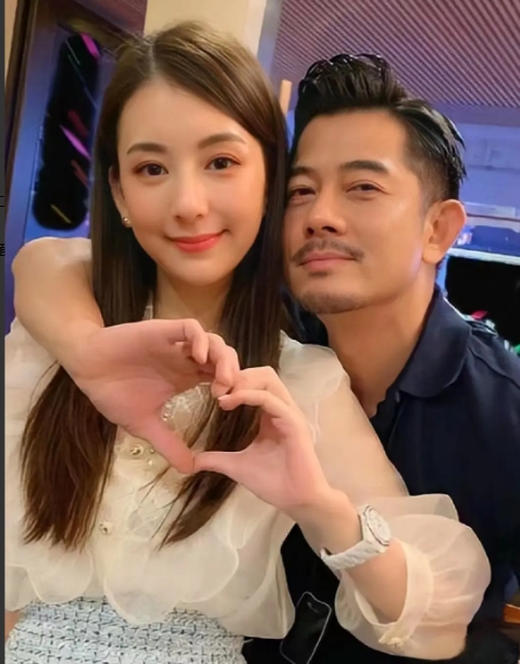 一次，记者好奇地问郭富城:“你比岳母大4岁，平常是怎么称呼对方的？”面对这个尴尬