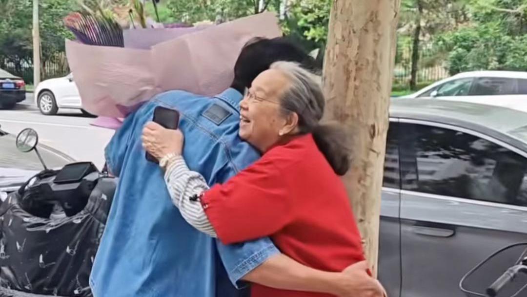 于晓光探望89岁的“容嬷嬷”李明启，60平房子陈设老旧