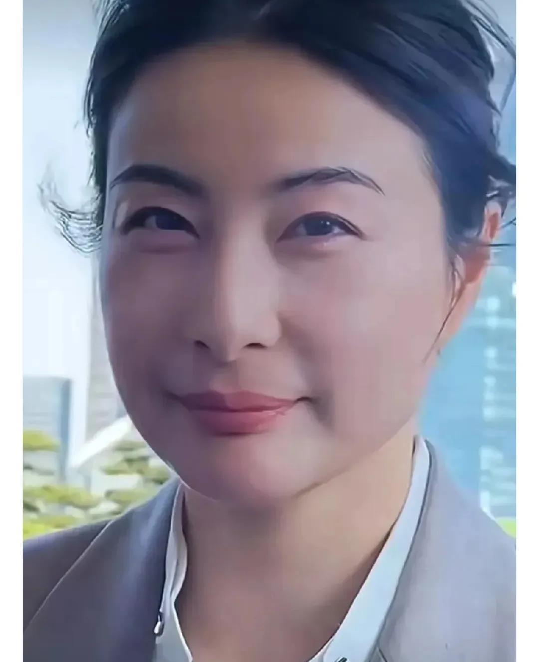 我之前跟我姐吐槽，郭晶晶身为豪门太太，身家少说几十亿，咋打扮这么朴素？扎头发用一