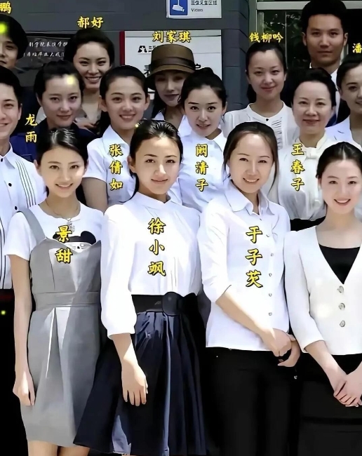 原来景甜在北京电影学院班级里是属于颜值最普通的一个，相反更加好看的徐小飒、阚清子
