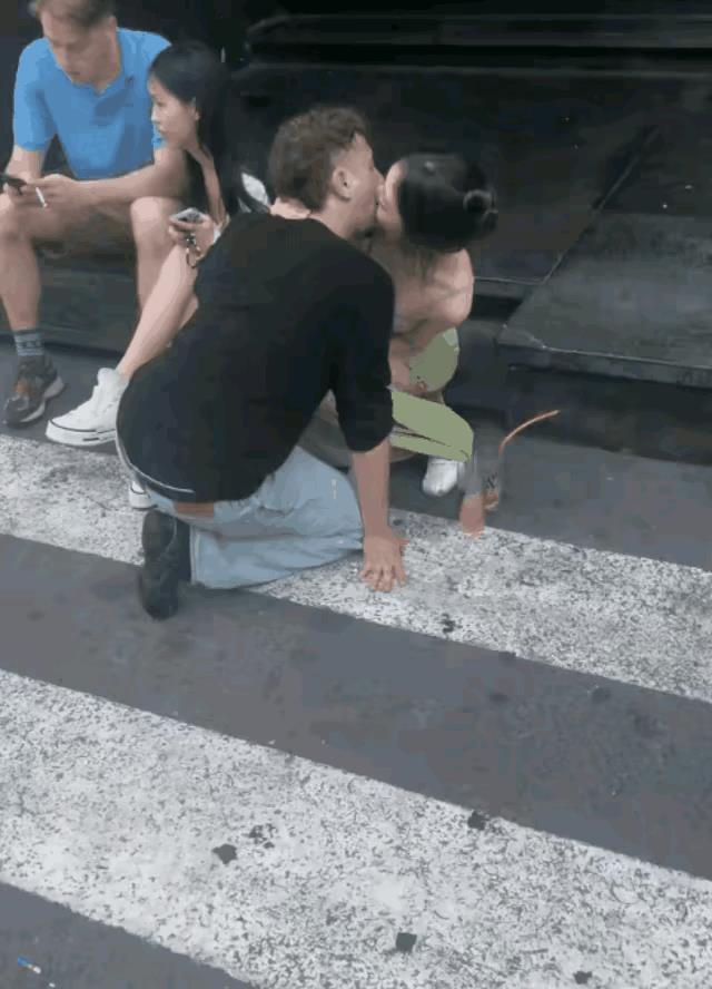两个越南小姐姐正和她们两个洋人男友蹲在街头秀恩爱。
她们像欧美女生一样奔放热辣，