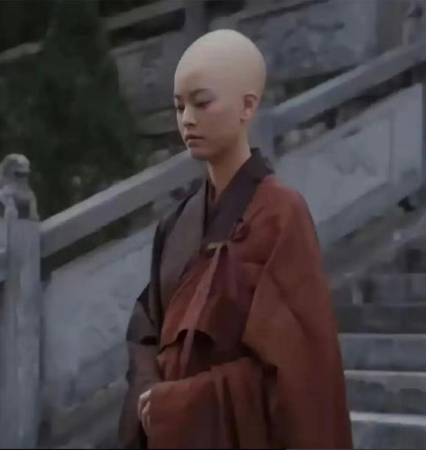 导演自己难道不觉得这场面很尴尬吗？
很明显不舍得剃头，戴头套了。