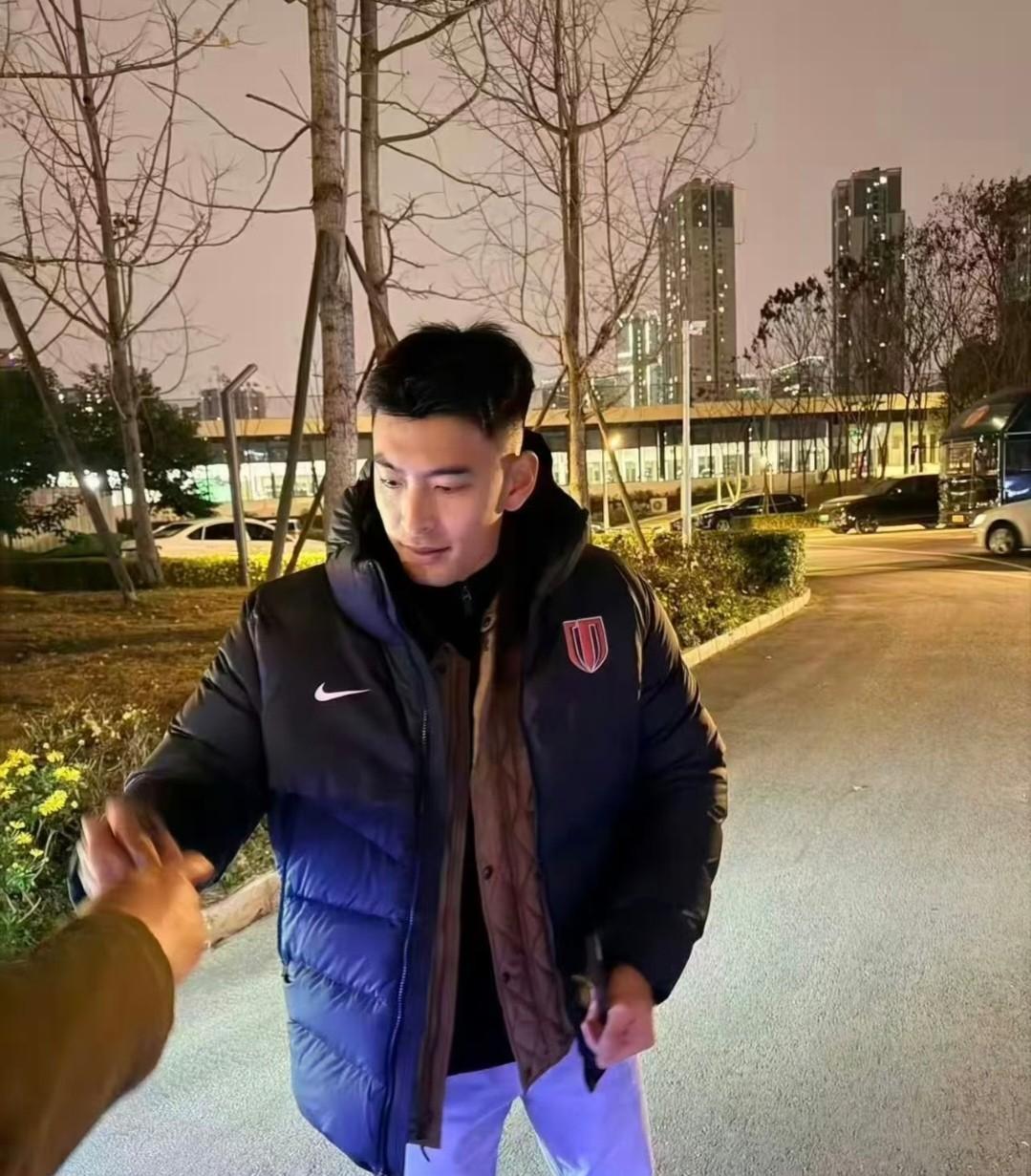 王子铭抵达成都，坚守八年终究离去!
在北京国安坚守八年29岁的王子铭，元旦过后自