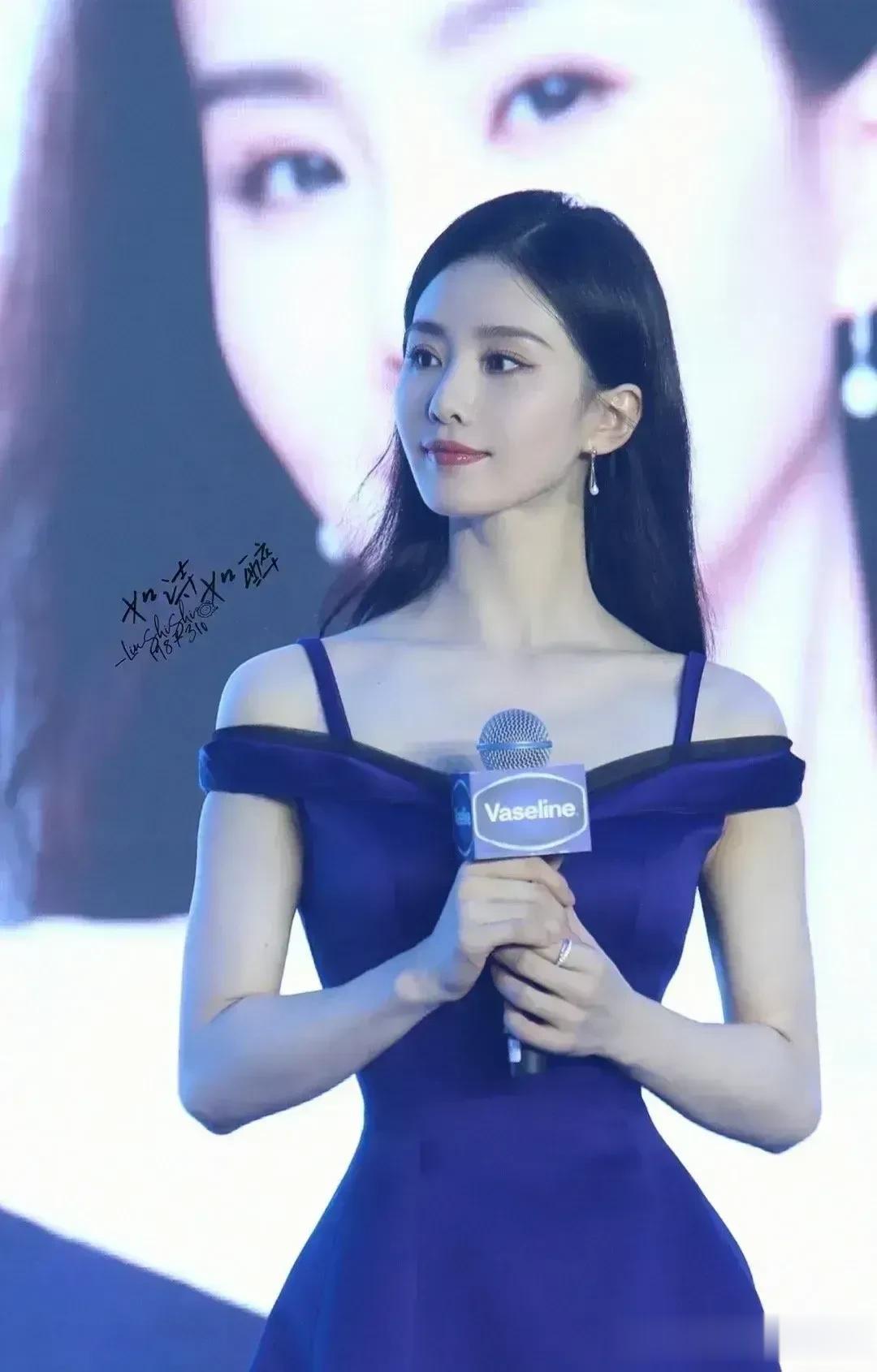 刘诗诗好像变脸了，以前的她是长脸，有一种古典美。 
现在的人刘诗诗变成了圆脸，而