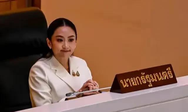 泰国美女总理佩通坦也许会遇到麻烦了，这是她在对自己不信任辩论会上的情景，显得很无