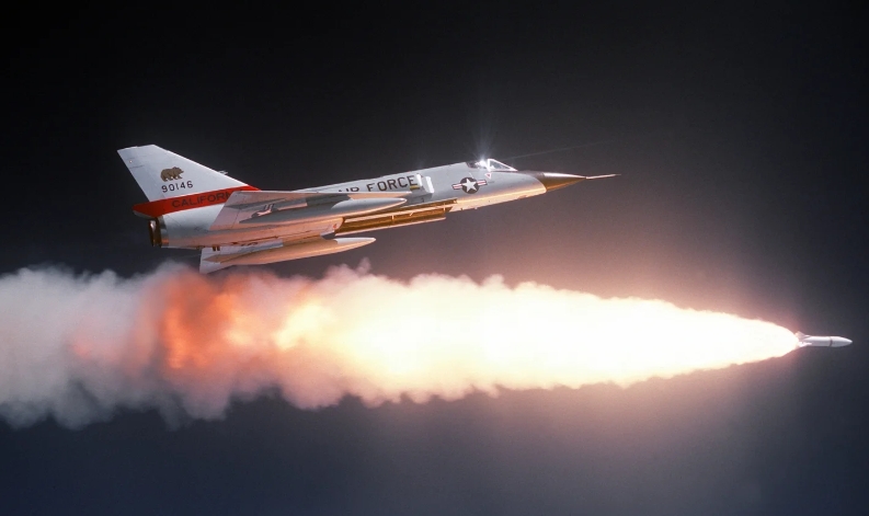 F-106是F-102的重大升级版。康维尔在设计F-102时技术并成熟，早期版本