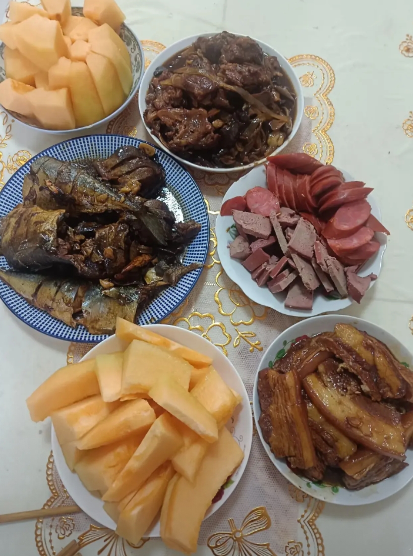 来同事家里蹭饭，这一桌菜也太寒酸了吧