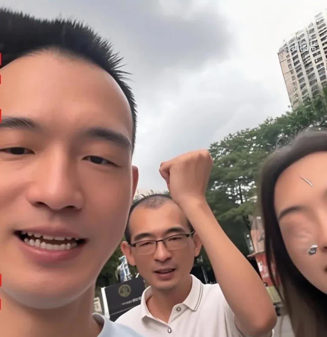 大妹终于学开车了

跟着哥哥，还有谢爸一块儿去驾校报了名。

她哥浩男也