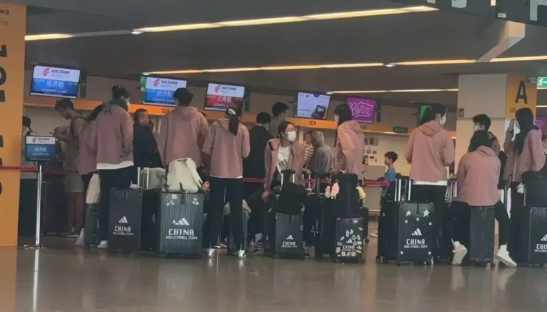中国女排乘经济舱回国。球迷在波兰机场值机时偶遇在国航经济舱排队托运行李的中国女排