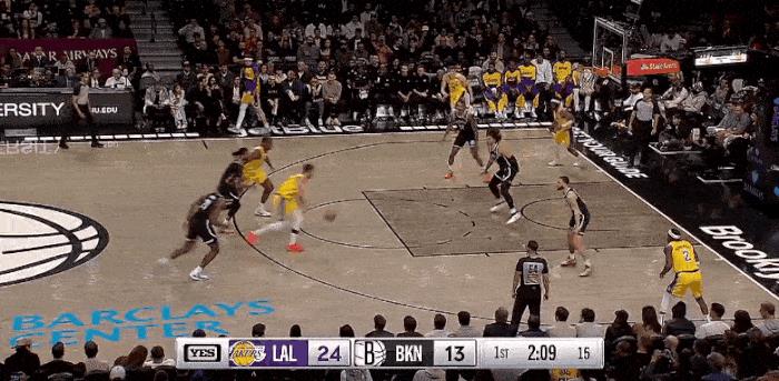 东契奇背运过后强硬完成上篮得分！
在今天NBA常规赛湖人对阵篮网的第一节比赛中，