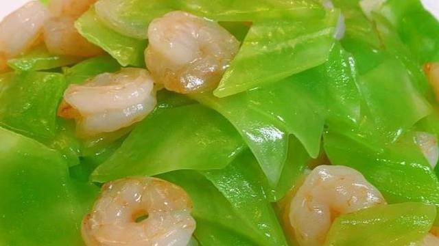 家常美味：莴笋炒虾仁的清新与鲜香