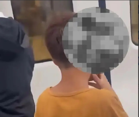 南宁，地铁上有一名10多岁的男孩抽烟。网友拍摄了视频，只见视频中的男孩抽烟的时候