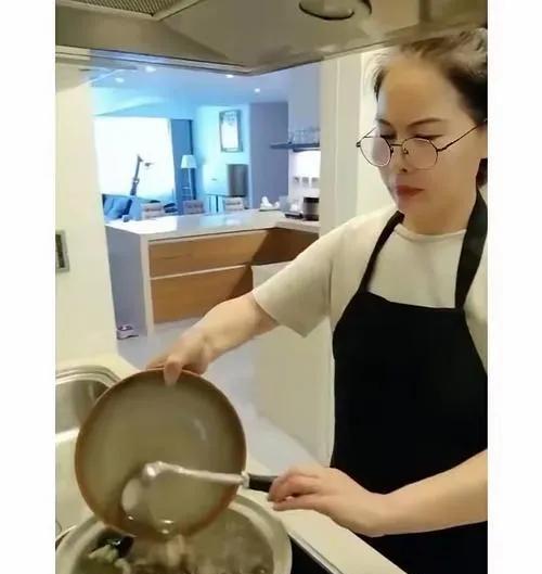 要么是想蹭热度。看小杨阿姨受关注，就编些瞎话博眼球，哪怕挨骂也不在乎，只要有人理