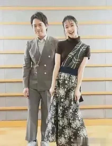 这个是日本著名女影星山口百惠的小儿子三浦贵大和他的女朋友的合照。 说实在话，三浦