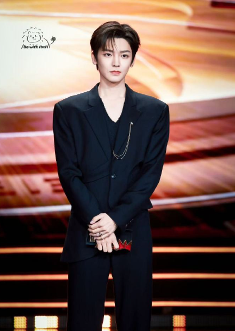 侯明昊凭借不懈的努力与非凡的才华，获得了年度青云瞩目演员的荣誉。这不仅是对他过去