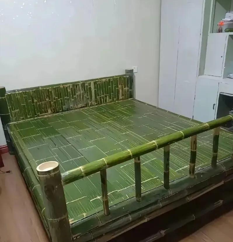 木床却是，一床传三代人。
竹床睡觉，按理来讲，有助睡眠。
夏天清凉，轻容易搬动。