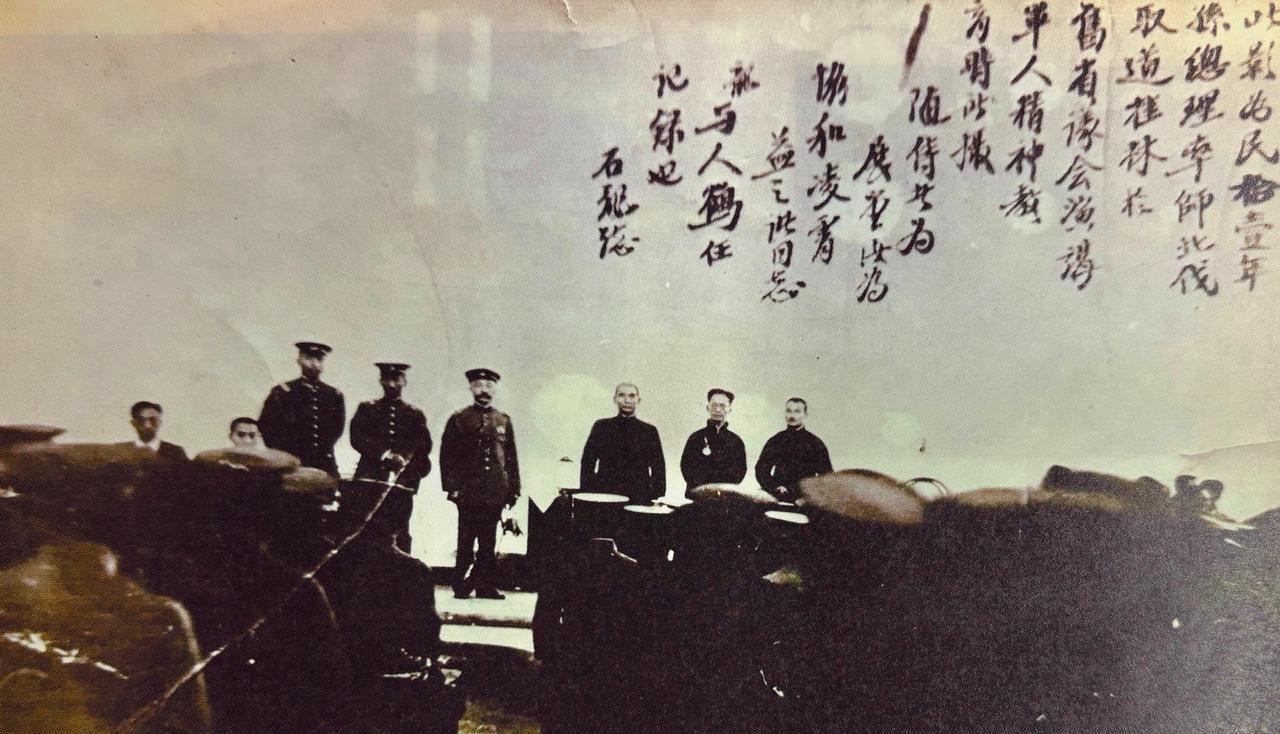1922年3月孙中山率师北伐在桂林发表演说，左起滇军司令朱培德、赣军司令彭程万、