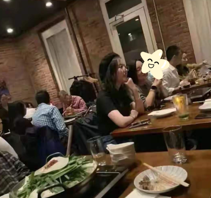 刘亦菲恐怕怎么也没想到，
只是陪好姐妹去吃个火锅，居然被认出来了，还上了热搜！