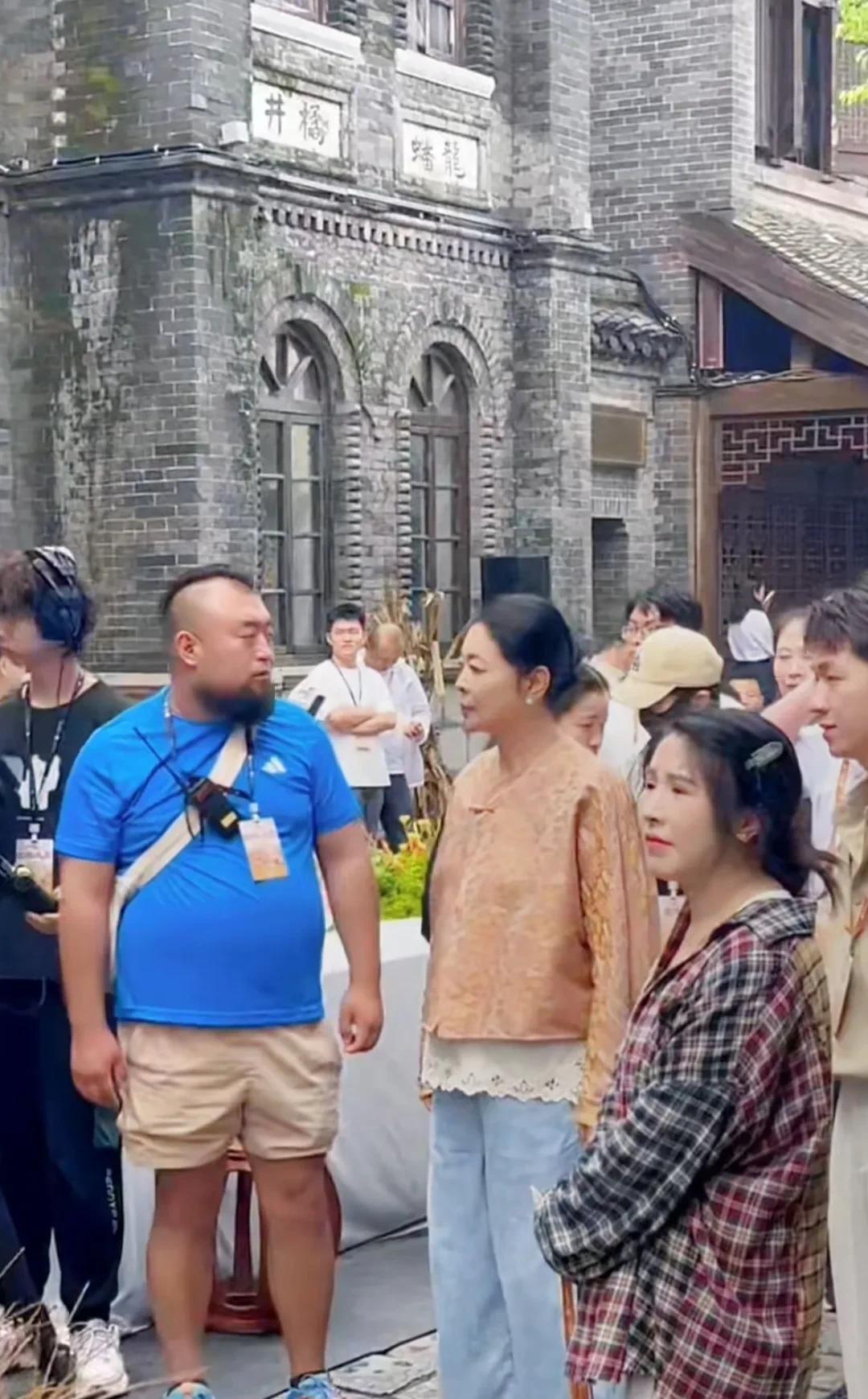 66岁的倪萍现身山东烟台录节目，穿着中式上衣牛仔裤，梳着发髻，下巴很尖，鼻孔有点
