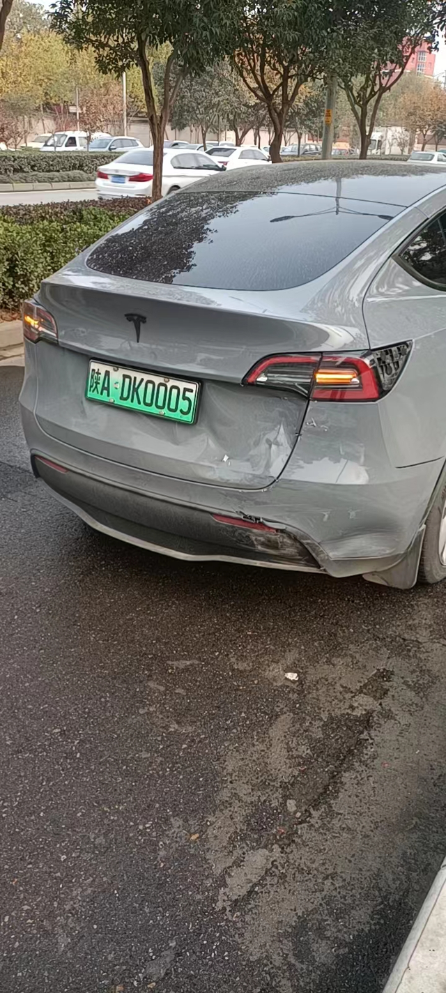 特斯拉被面包车追尾
面包车撞了一下，只有2000元强险，27万的特斯拉，修着一点