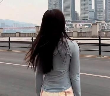 "走在街上，感受微风拂面，生活如此美好。"