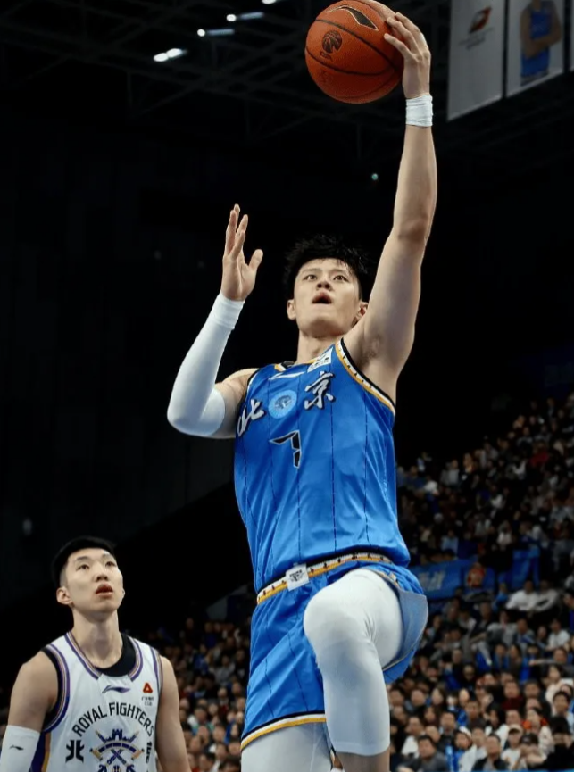 曾凡博德比赛后腰部水肿加剧，医生要求暂停比赛。
原文如下：“据记者了解，曾凡博北