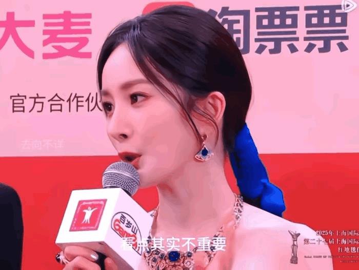 在娱乐圈这个名利场，杨幂的高智商和高情商也是她身上最闪光的点吧？
主持人问她，这