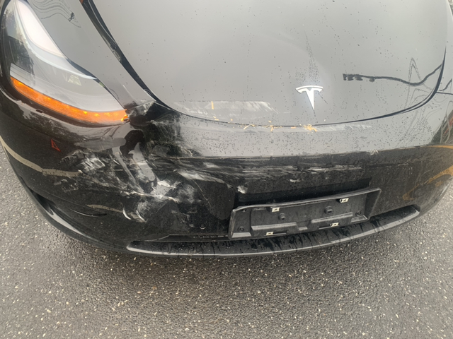 特斯拉辅助驾驶功能时和前车追尾
使用辅助驾驶功能正常行驶时，速度大概70公里左右