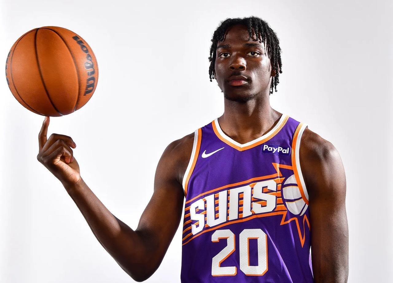 正负值+26，带队打出22：0，太阳选中大号伊森新赛季内线问题被彻底解决。
太阳