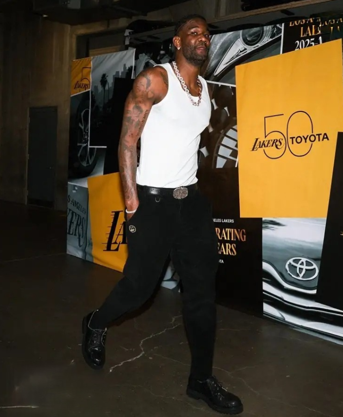 下面是一条关于湖人当家中锋艾顿的好消息！明天湖人将会在客场挑战同城对手快船，今天