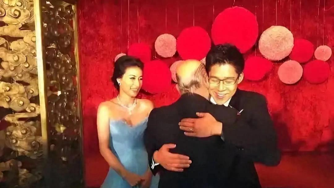 郭晶晶嫁人后日常：穿49元布鞋就出街，1人带3娃不要太接地气