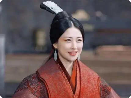 公元前238年，赢政当着赵姬的面车裂嫪毐。赵姬怒骂：“你这个畜牲，不是我儿子！”