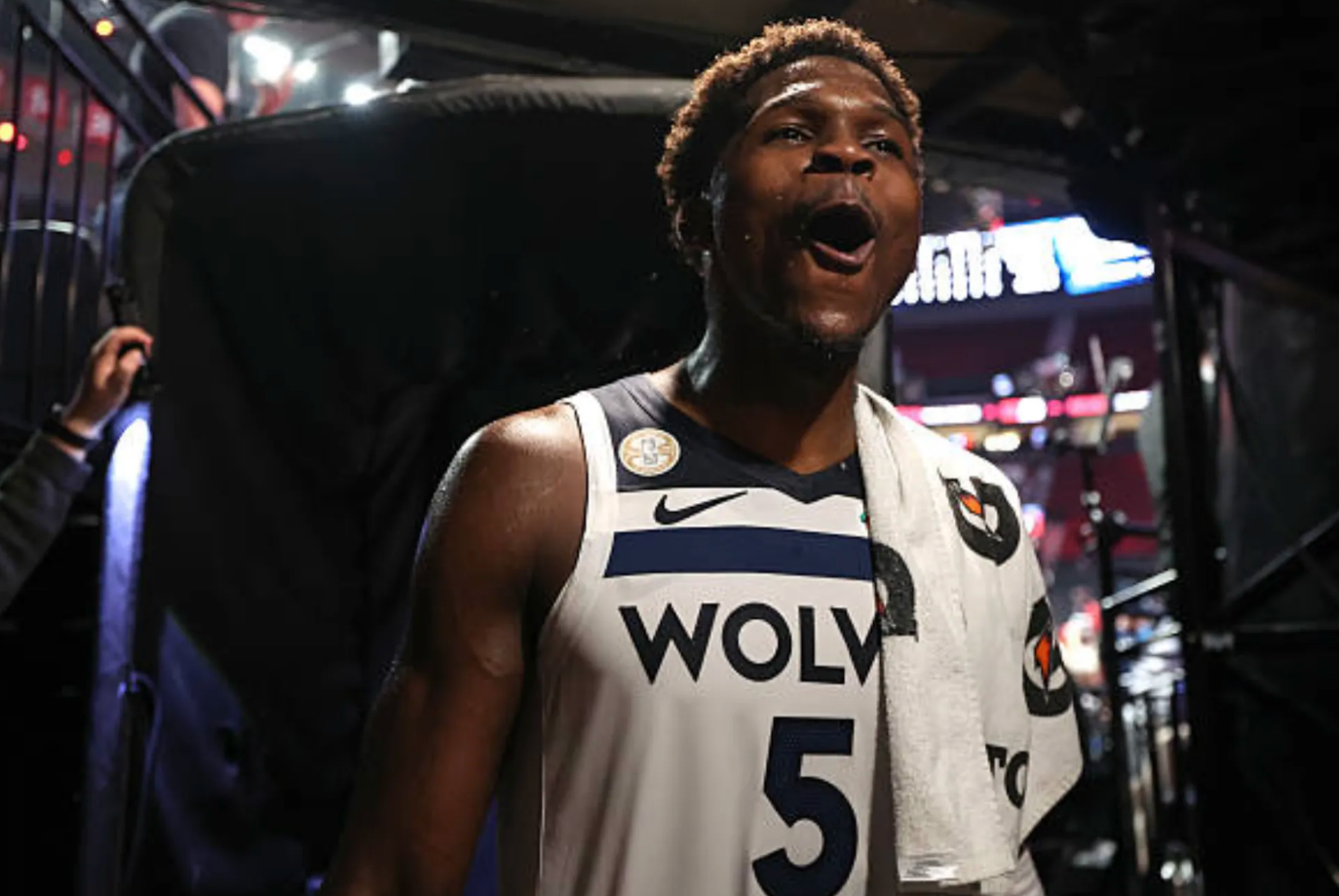NBA常规赛，森林狼118-114击败开拓者。
赛后安东尼-爱德华兹接受了记者采