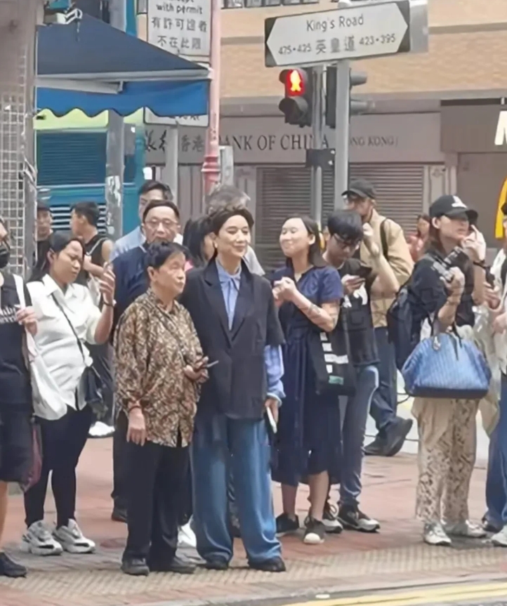 偶遇越剧表演艺术家茅威涛，虽然看她也不年轻了，但气质不减，走路还是舞台风，刻在骨