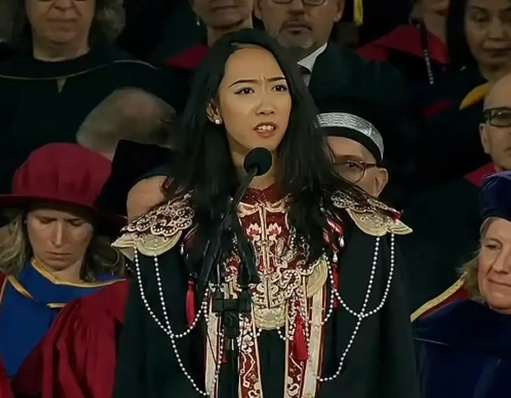 这个女生火了，她是400多年来第一位中国女生站在哈佛毕业典礼上演讲的，整个过程台