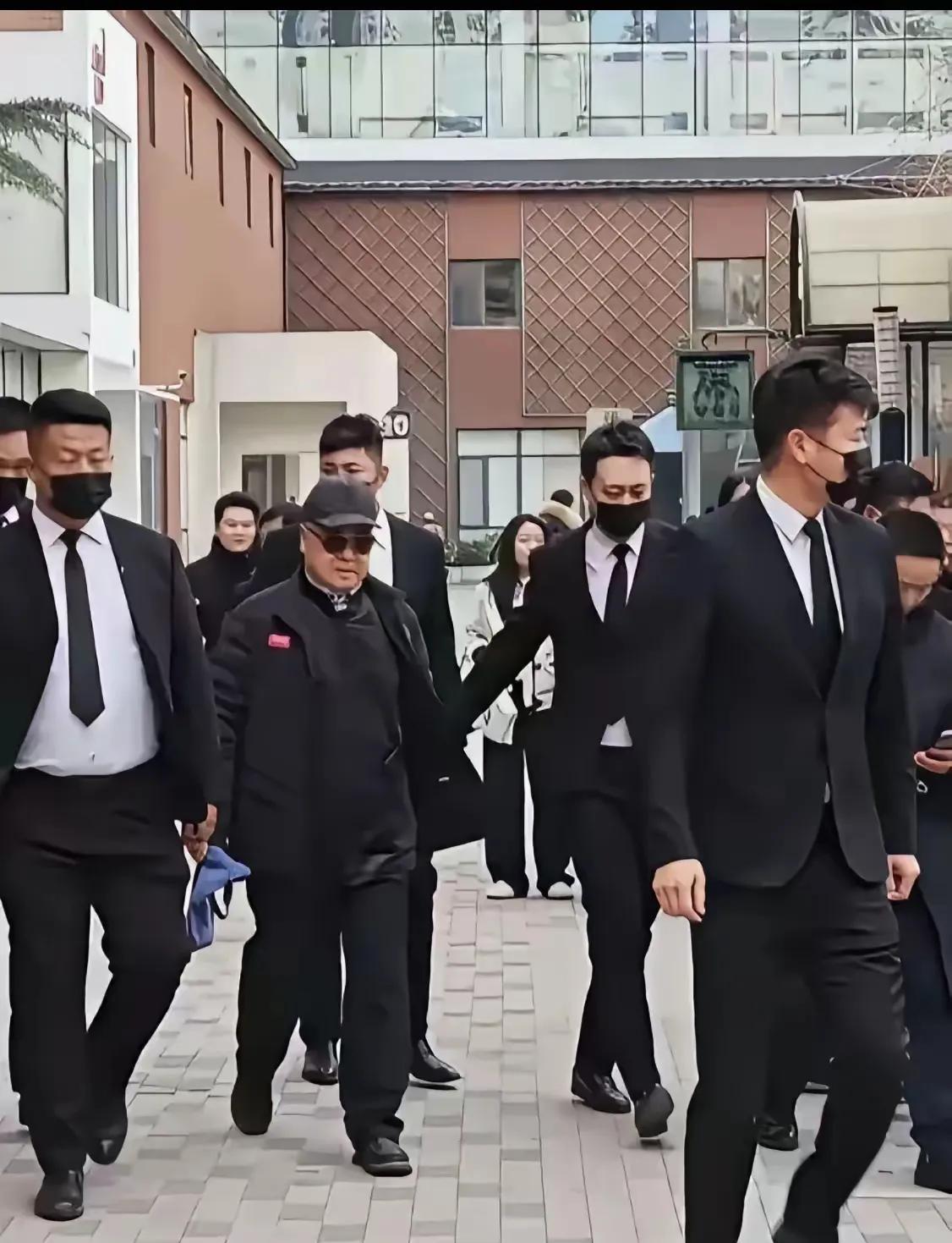 莫言出行，保標成群！
一个诬蔑新中国前二十六年的反动文人(比如他说谎说他自己十五