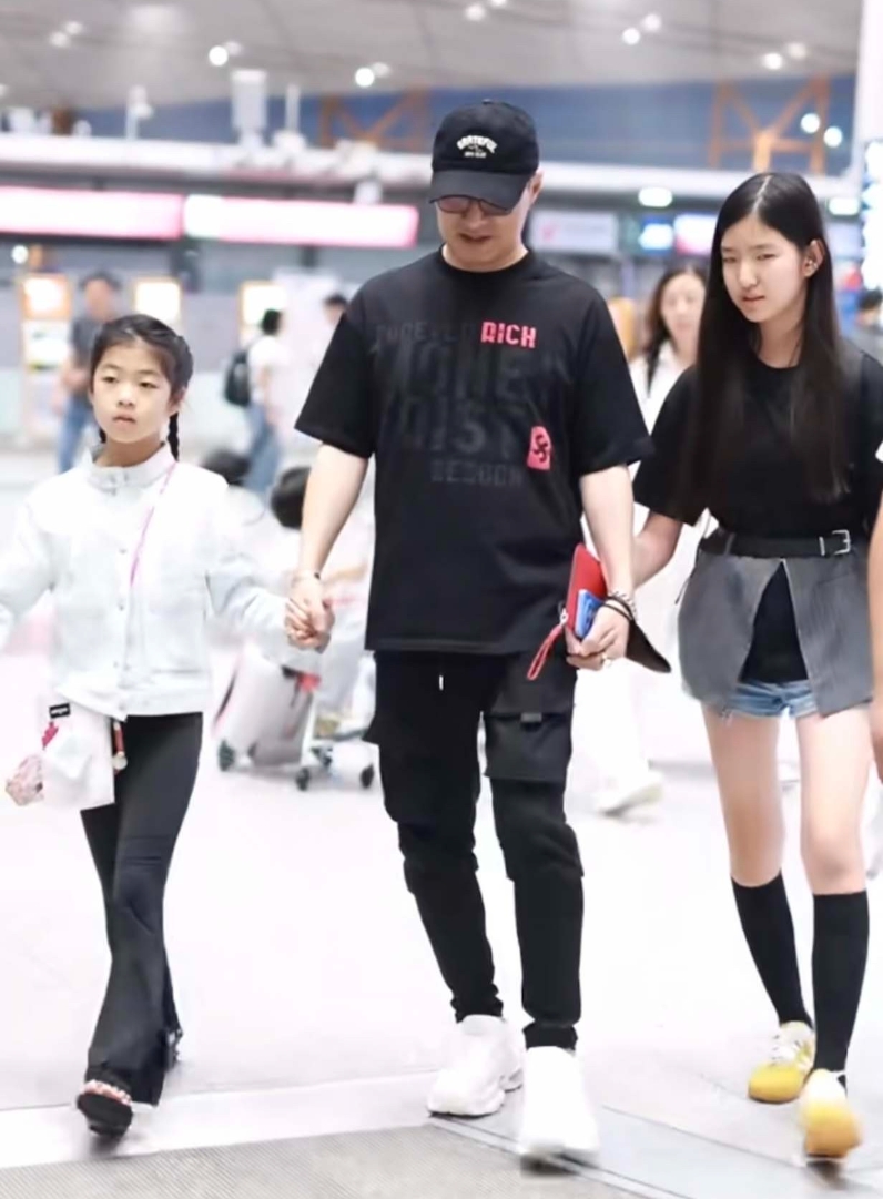 汪峰带着3个女儿回北京，醒醒牵爸爸手很乖巧。汪峰和3个女儿出现在机场，原来是旅行