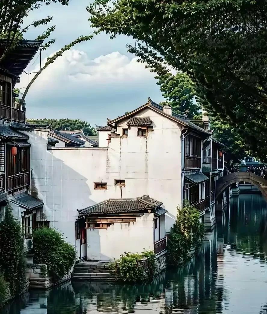 这不就是几栋房子、几棵树，再加上树在水中的倒影，组成了一幅图吗？但是这一幅图构成