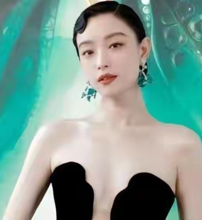 当时就觉得倪妮这个衣服很恐怖，而且寓意也不咋好，太不吉利了。

打着怪诞有趣的旗