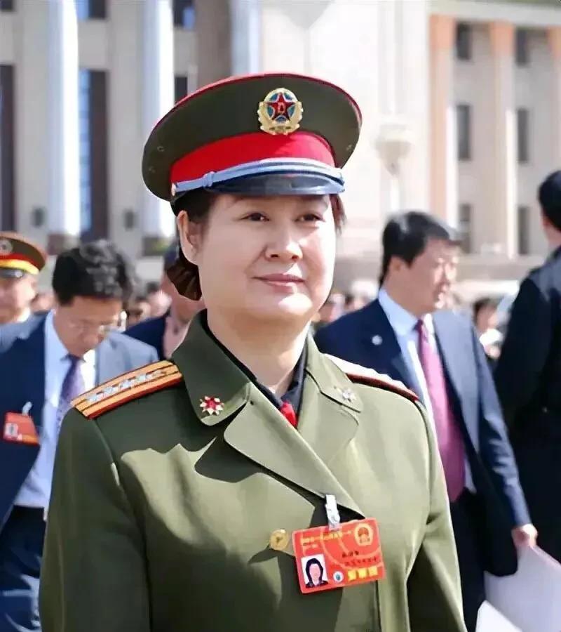 这位穿军装的女演员也都60几岁了，感觉她一脸正气，面相温和，一看就是实力派的演员