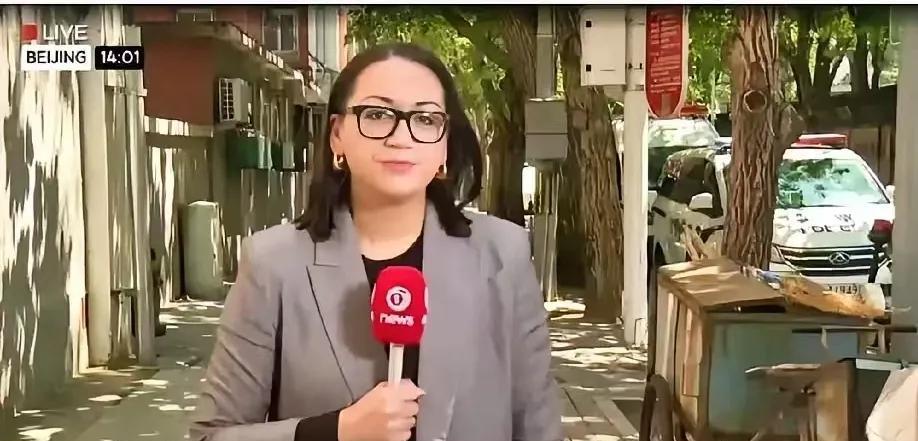 新西兰总理来华访问，新西兰记者在北京特意挑选了二环胡同做背景。这次没用滤镜，但是